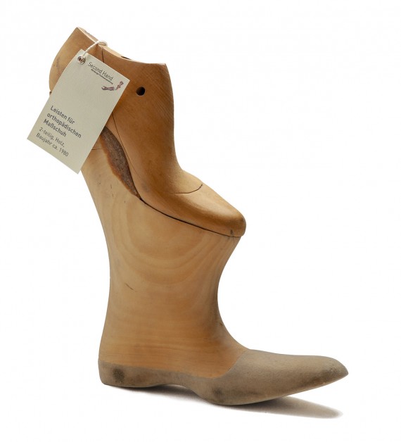 Ein Holz-Leisten für die Anfertigung eines orthopädischen Schuhs mit außergewöhnlichen Proportionen