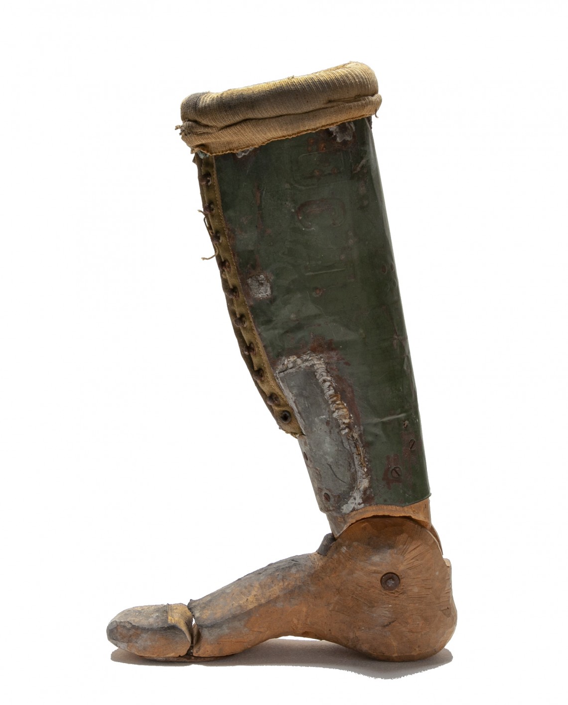 In Kriegsgefangenschaft nach dem zweiten Weltkrieg selbstgebaute provisorische Unterschenkelprothese aus Blech und Holz