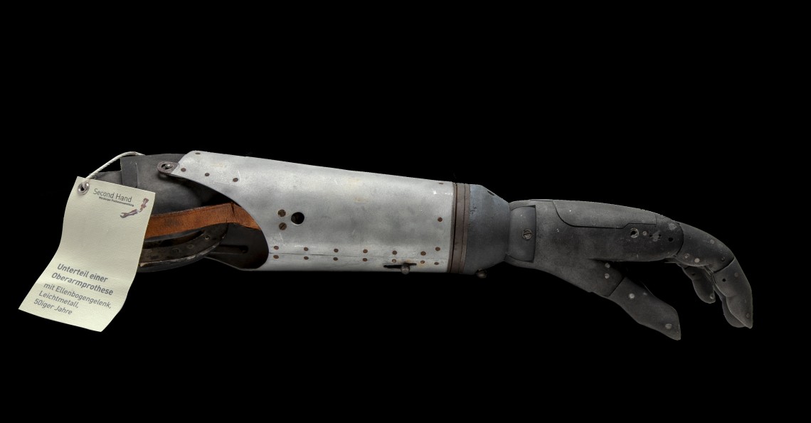 Originalexponat einer Unterarmprothese mit Ellenbogengelenk aus Leichtmetall aus den neunzehnhundertfünfziger Jahren