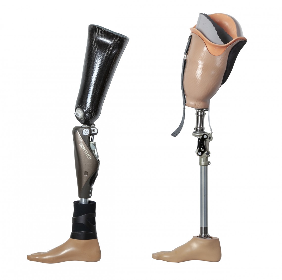 Originalexponate von zwei modernen, technisch aussehenden modularen Beinprothesen aus verschiedenen Komponenten und Werkstoffen