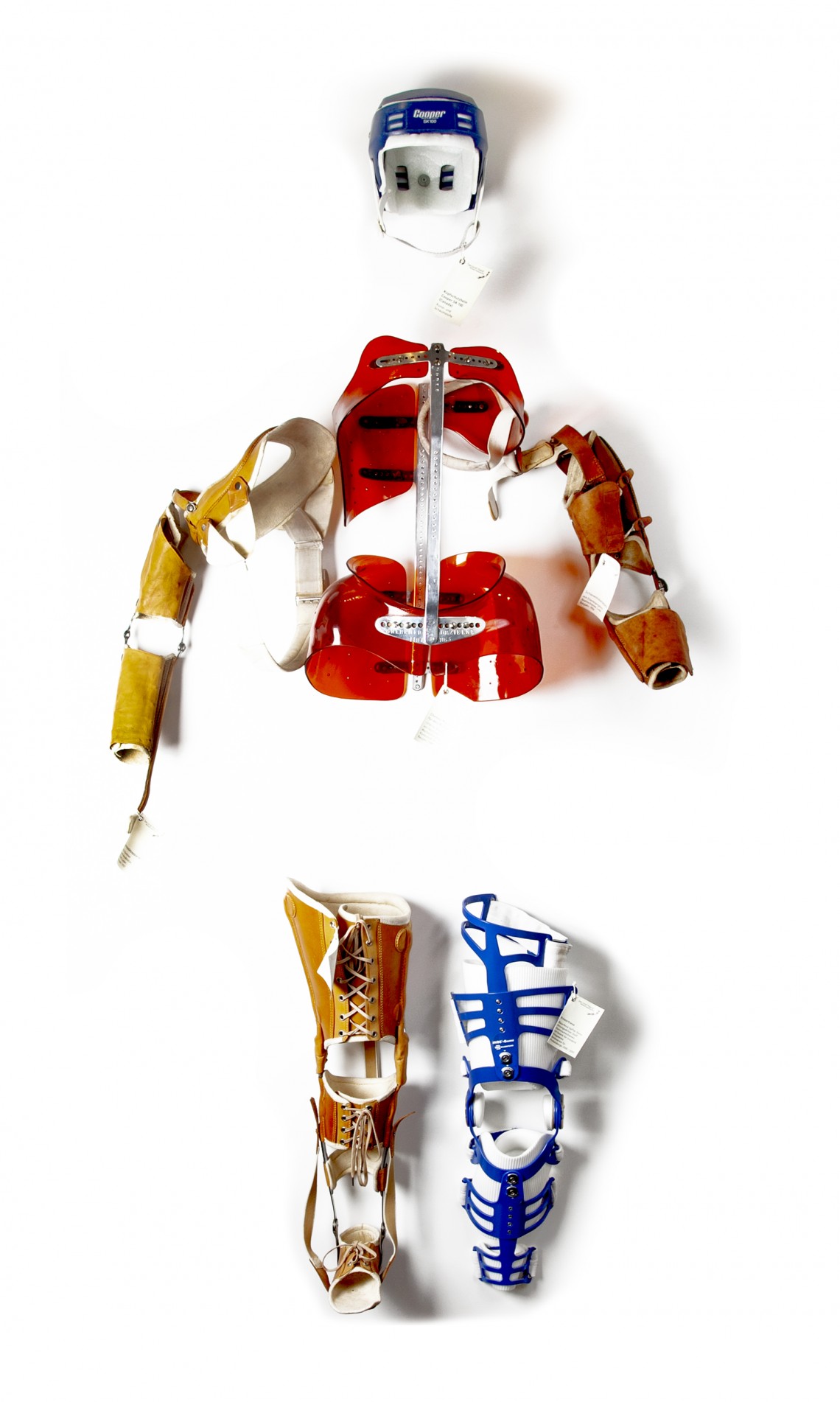 Dreidimensionale Nachbildung einer menschlichen Figur in Form einer Collage aus verschiedenen Korsetten, Bandagen und einem medizinischen Schutzhelm