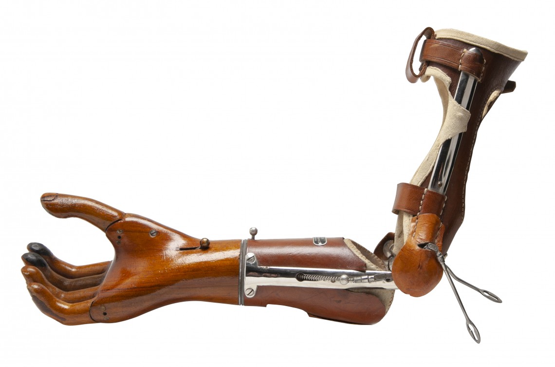 Originalexponat einer sogenannten Sauerbruch-Arm Unterarmprothese aus Leder und Stahl mit hölzerner Hüfner-Hand