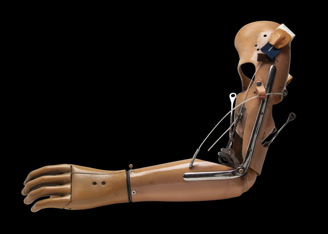 Originalexponat einer sogenannten Sauerbruch-Arm Unterarmprothese aus Kunststoff und Stahl mit hölzerner Hüfner-Hand