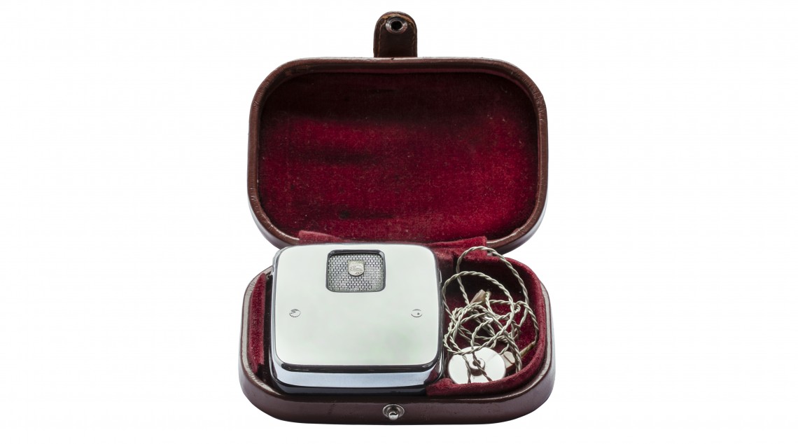 Transistor-Taschenhörgerät mit verchromtem Gehäuse mit Aufbewahrungsfutteral aus den neunzehnhundertfünfziger Jahren