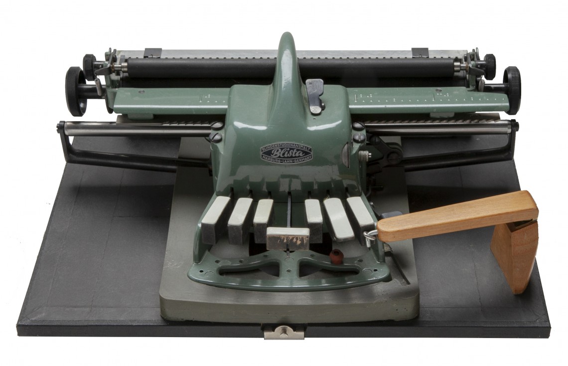 Originalexponat einer sogenannten Marburger Bogenmaschine - einer Blindenschrift-Schreibmaschine mit der auf normalem Papier geschrieben werden konnte