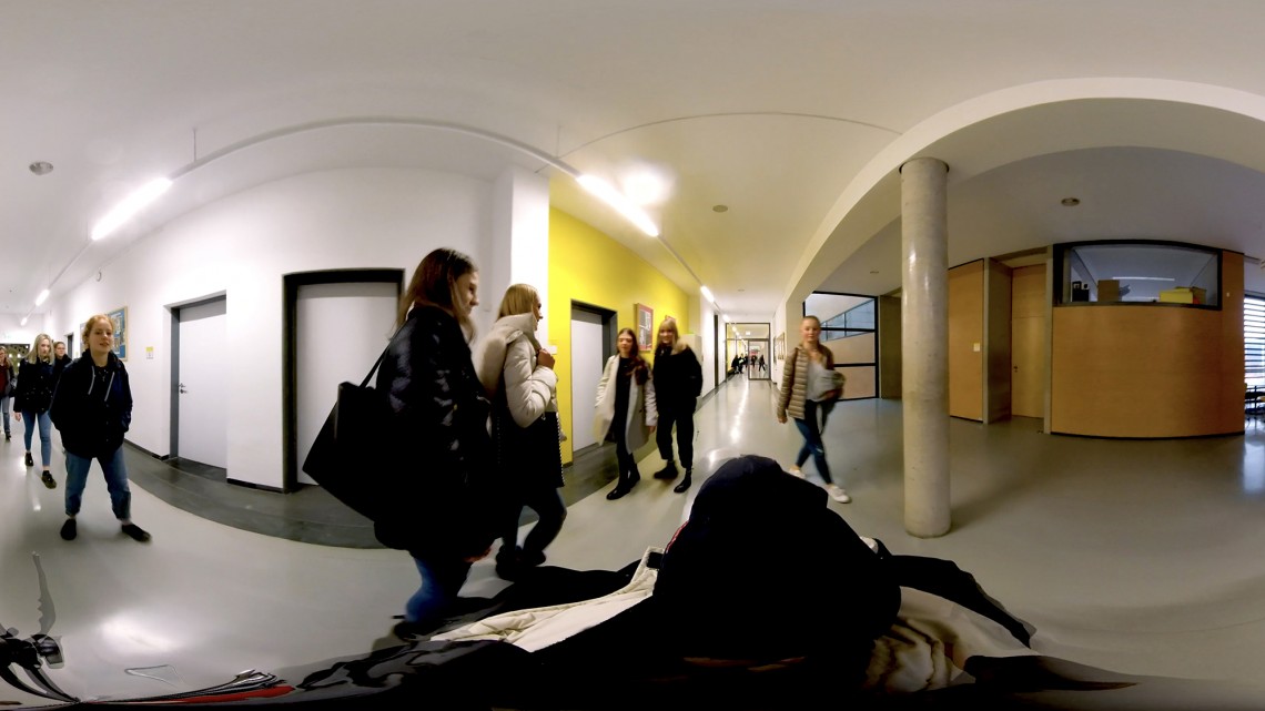 Ausschnitt aus einem 360 Grad Video mit der Darstellung des Schulwegs vom öffentlichen Raum bis zum Sitzplatz im Klassenzimmer aus der Perspektives eines Rollstuhlfahrer - Standbild 5