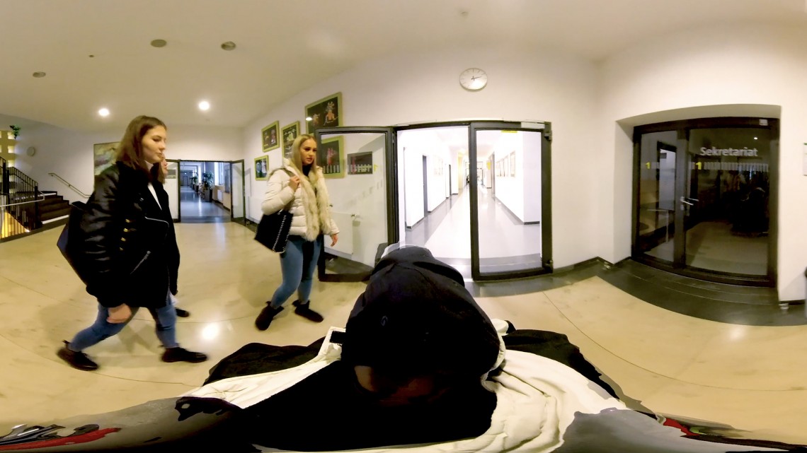 Ausschnitt aus einem 360 Grad Video mit der Darstellung des Schulwegs vom öffentlichen Raum bis zum Sitzplatz im Klassenzimmer aus der Perspektives eines Rollstuhlfahrer - Standbild 4