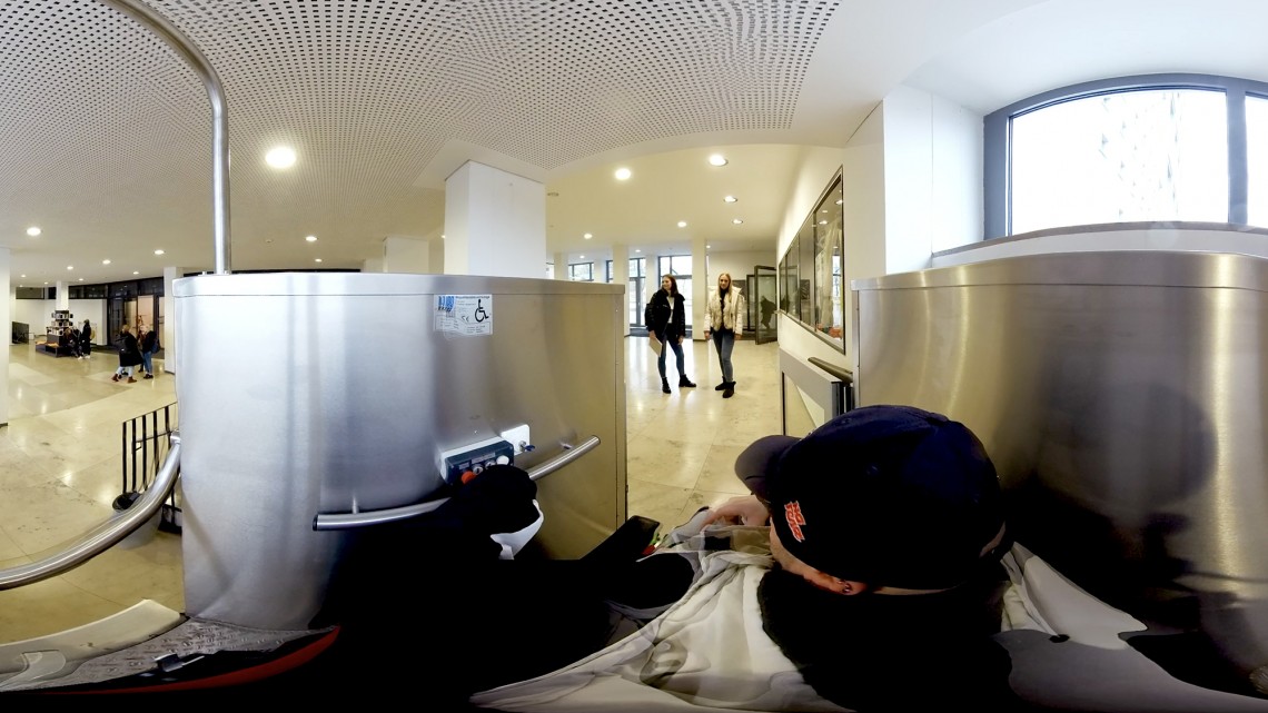 Ausschnitt aus einem 360 Grad Video mit der Darstellung des Schulwegs vom öffentlichen Raum bis zum Sitzplatz im Klassenzimmer aus der Perspektives eines Rollstuhlfahrer - Standbild 3