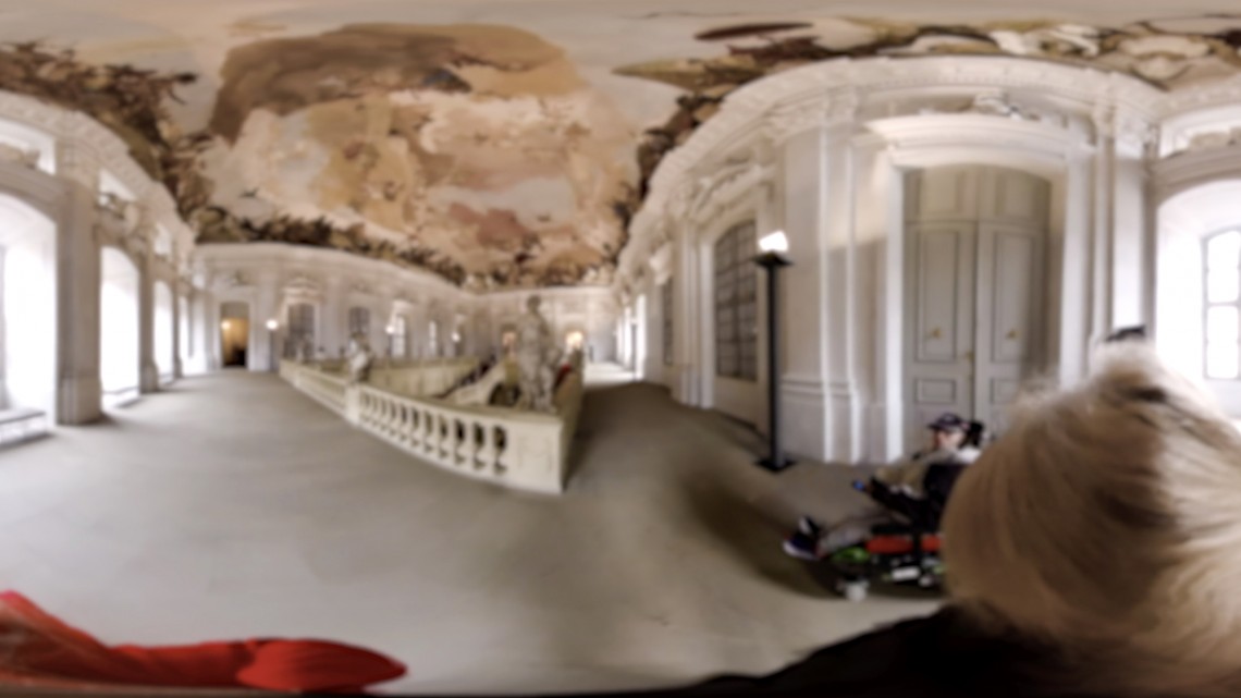 Ausschnitt aus einem 360 Grad Video mit der Darstellung des Besuchs der Würzburger Residenz aus der Perspektive eines Rollstuhlfahrers vom Vorplatz bis zum berühmten Tiepolo Deckenfresko und von verschiedenen Seheinschränkungen - Standbild 8