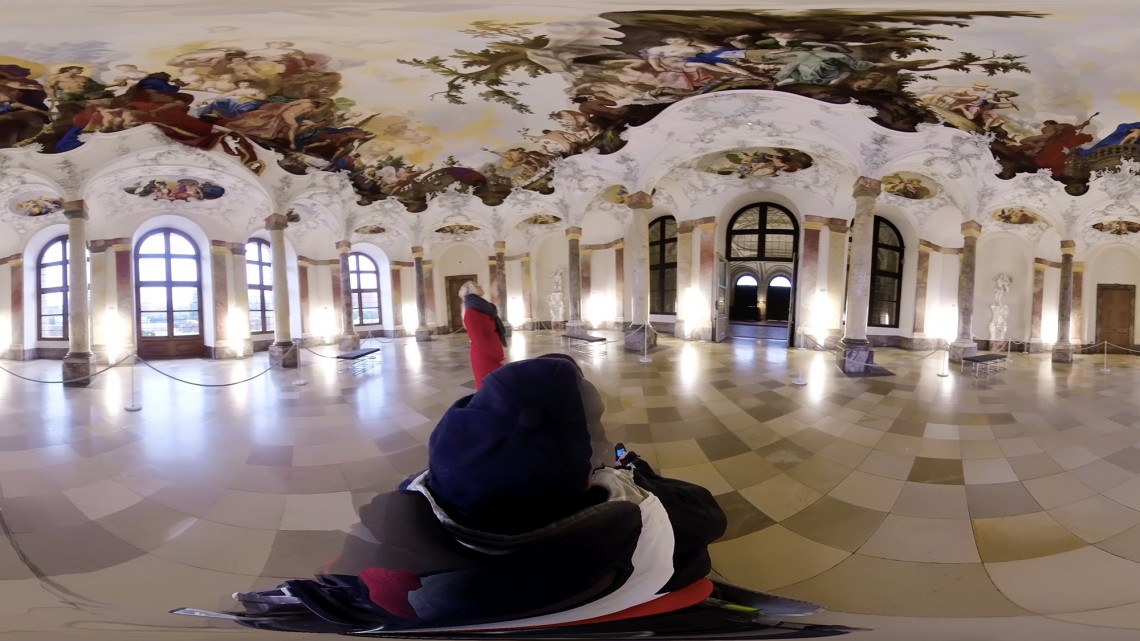 Ausschnitt aus einem 360 Grad Video mit der Darstellung des Besuchs der Würzburger Residenz aus der Perspektive eines Rollstuhlfahrers vom Vorplatz bis zum berühmten Tiepolo Deckenfresko und von verschiedenen Seheinschränkungen - Standbild 4