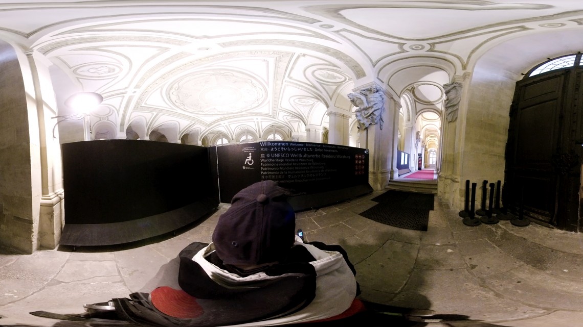 Ausschnitt aus einem 360 Grad Video mit der Darstellung des Besuchs der Würzburger Residenz aus der Perspektive eines Rollstuhlfahrers vom Vorplatz bis zum berühmten Tiepolo Deckenfresko und von verschiedenen Seheinschränkungen - Standbild 3