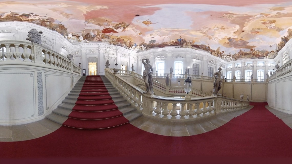 Ausschnitt aus einem 360 Grad Video mit der Darstellung des Besuchs der Würzburger Residenz aus der Perspektive eines Rollstuhlfahrers vom Vorplatz bis zum berühmten Tiepolo Deckenfresko und von verschiedenen Seheinschränkungen - Standbild 6