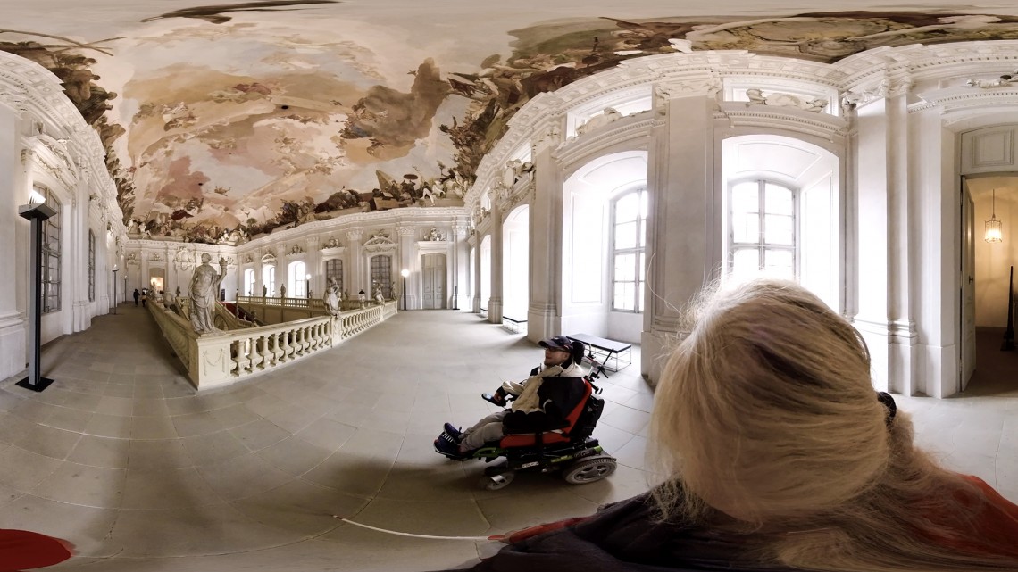 Ausschnitt aus einem 360 Grad Video mit der Darstellung des Besuchs der Würzburger Residenz aus der Perspektive eines Rollstuhlfahrers vom Vorplatz bis zum berühmten Tiepolo Deckenfresko und von verschiedenen Seheinschränkungen - Standbild 7