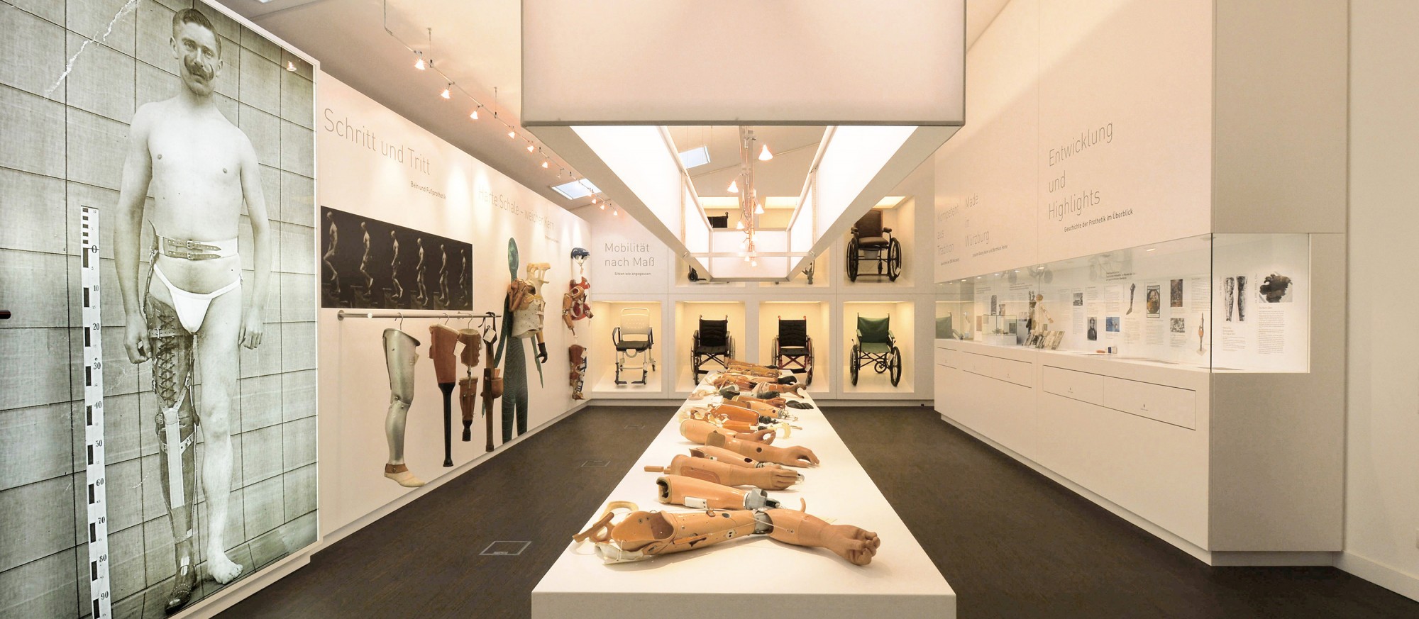 Blick in den zentralen Ausstellungsraum der Sammlung mit ausgestellten Prothesen und Rollstühlen zum Anfassen