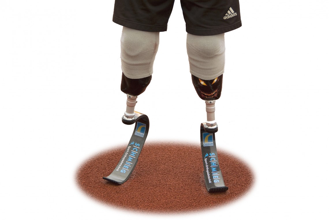Detailaufnahme von zwei angelegten Sprungfeder-Unterschenkelprothesen bei einem Sportler