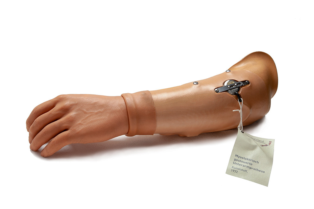 Eine echt aussehende Armprothese mit einer künstlichen Hand.
